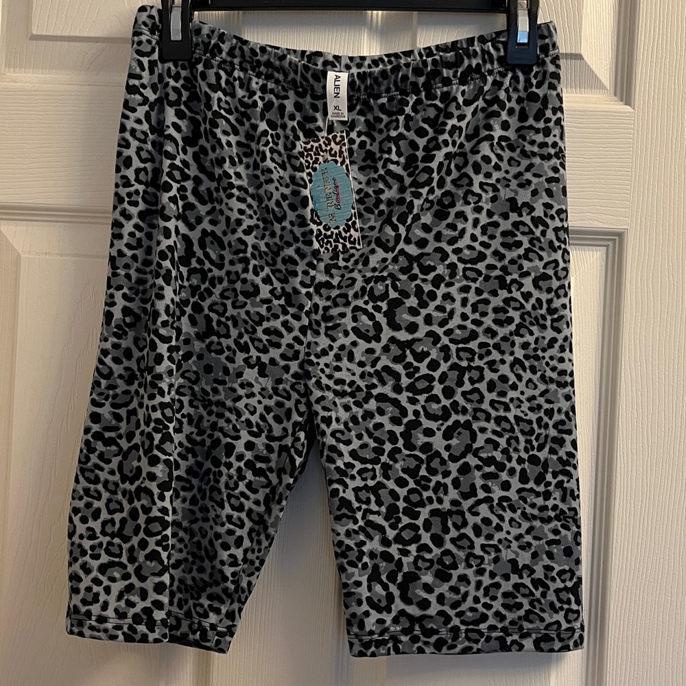 Color Alien Women’s Leopard Print Shorts XL